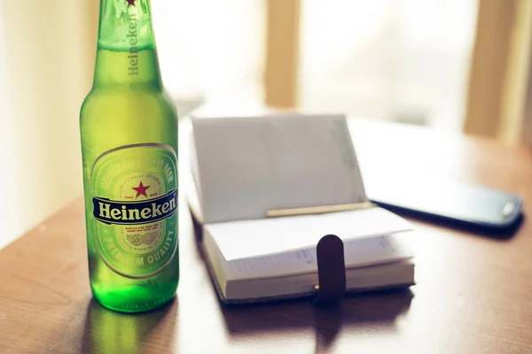 ハイネケンのクローズ アップ 33 cl ボトルのビール — ストック写真