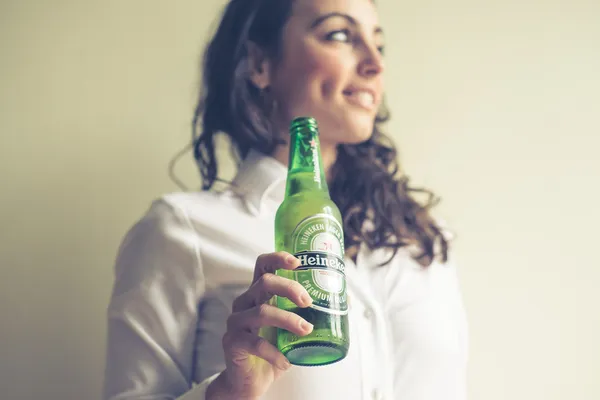 Mujer bebiendo heineken botella de cerveza 33 cl —  Fotos de Stock