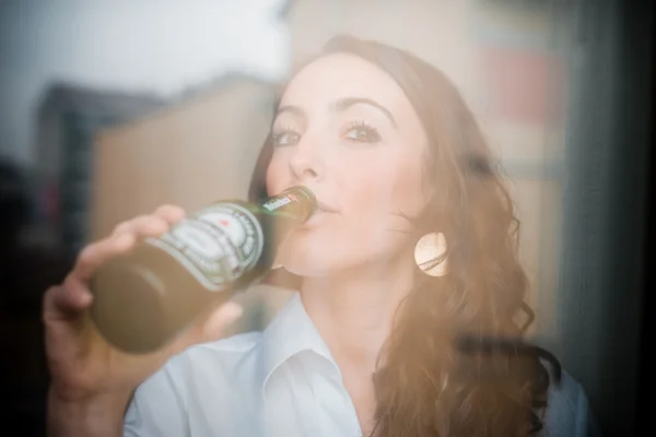 Kvinna dricker heineken öl flaska 33 cl — Stockfoto