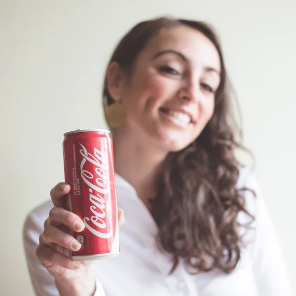 Wanita cantik minum coca cola bisa 33 cl — Stok Foto