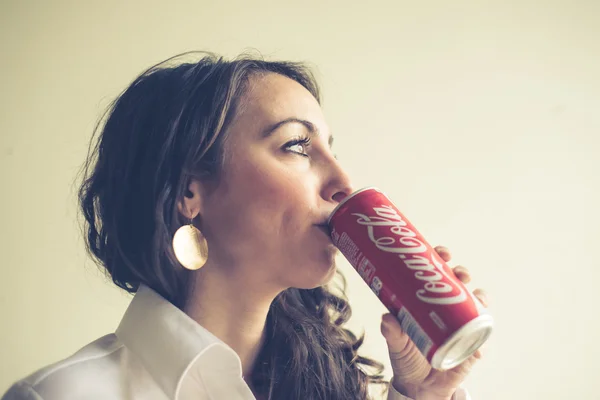 Krásná žena pít coca cola může 33 cl — Stock fotografie