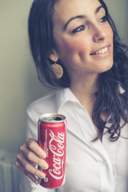 mooie vrouw drinken coca cola kunnen 33 cl
