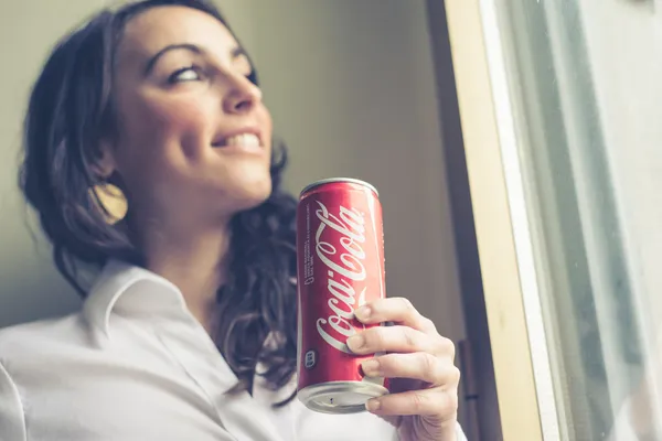 Hermosa mujer bebiendo cola de coca lata 33 cl — Foto de Stock