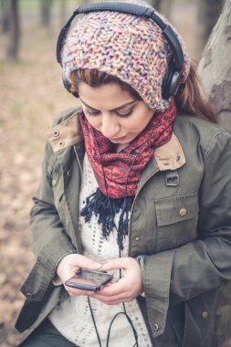 güzel esmer kadın kulaklık ile müzik dinlemek