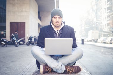 multitasking man met behulp van Tablet PC, laptop- en cellhpone