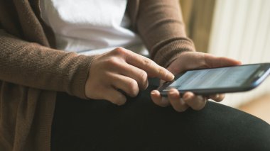 bir akıllı telefon yazarak el kadın kapatmak