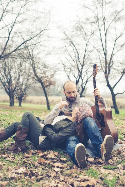 ギターとの愛のカップル — ストック写真