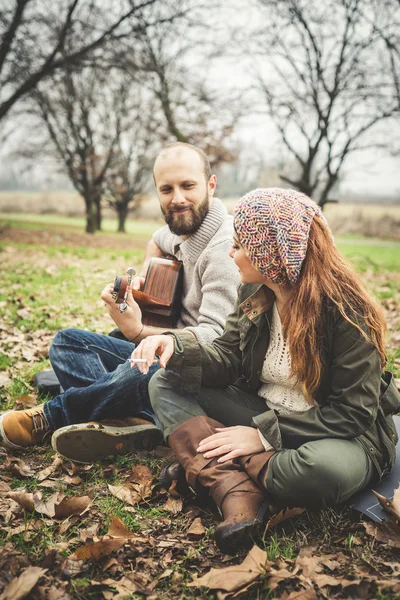 Casal apaixonado por guitarra — Fotografia de Stock