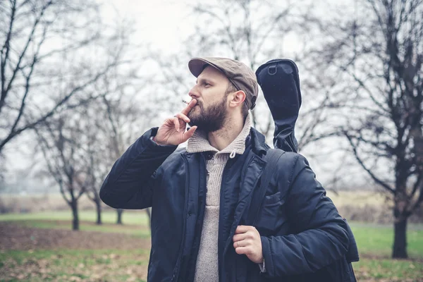 Bärtiger Mann im Park — Stockfoto