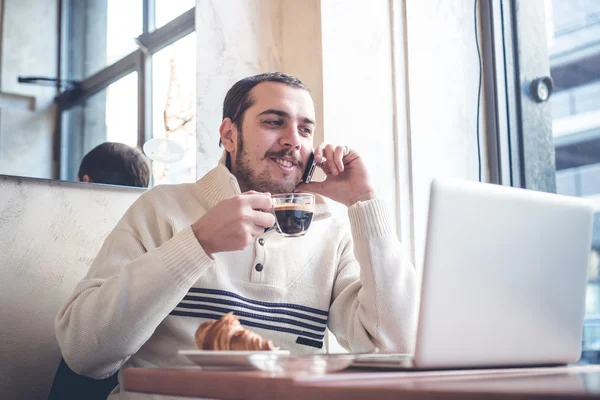 Multitasking man met behulp van Tablet PC, laptop- en cellhpone — Stok fotoğraf