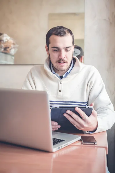 Homem multitarefa usando tablet, laptop e cellhpone — Fotografia de Stock