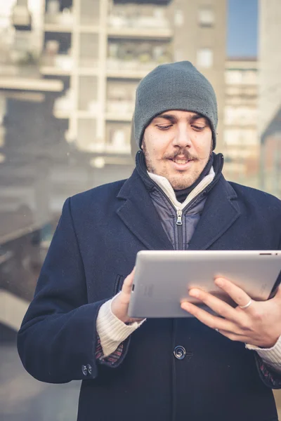 Hombre multitarea utilizando tableta, portátil y cellhpone — Foto de Stock