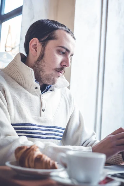 Hombre multitarea utilizando tableta, portátil y cellhpone — Foto de Stock