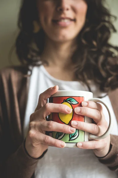 Hermosa mujer con taza —  Fotos de Stock