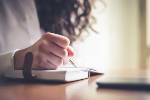 güzel bir kadın evde yazma ve çalışma