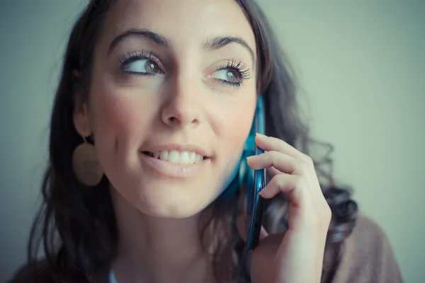 Vacker kvinna på mobiltelefon ringer — Stockfoto