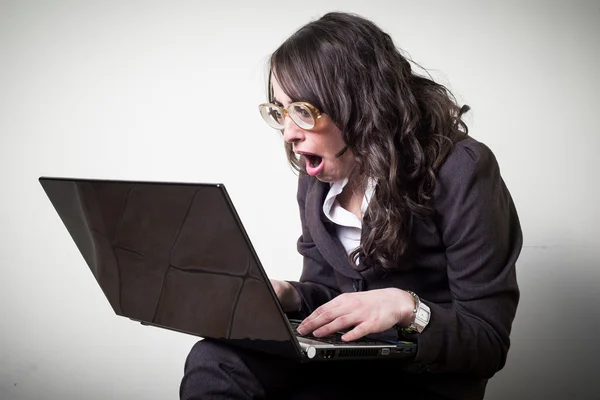 Vacker ung affärskvinna använder bärbar dator — Stockfoto