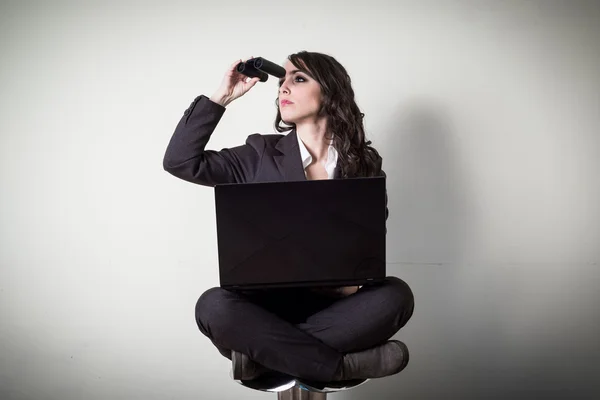 Красивая молодая деловая женщина, используя ноутбук — стоковое фото