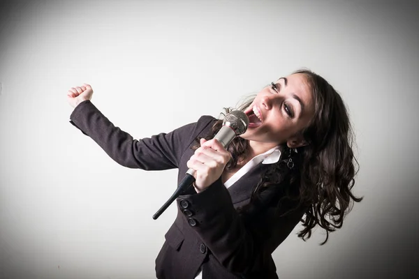 Cantando bela jovem empresária — Fotografia de Stock