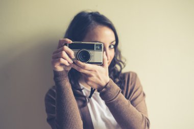 güzel kadın holding eski fotoğraf makinesi