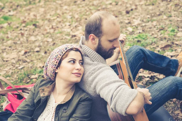 Par i kärlek med gitarr — Stockfoto