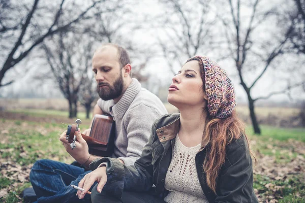 Couple in love  with guitar — Stock Photo, Image