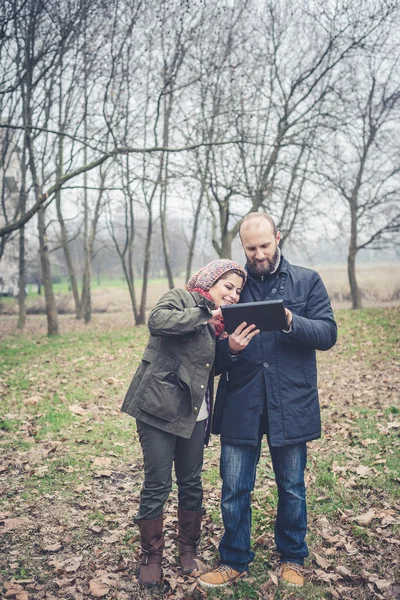 Para zakochanych za pomocą tabletu — Zdjęcie stockowe