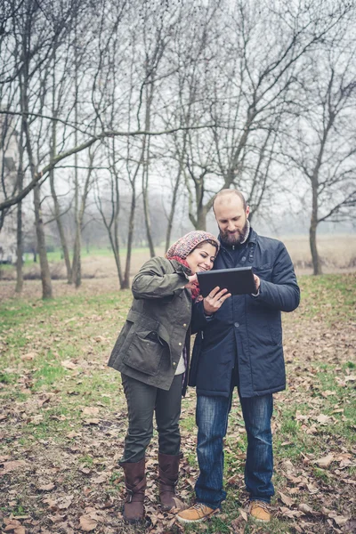 Pareja enamorada usando tableta — Foto de Stock