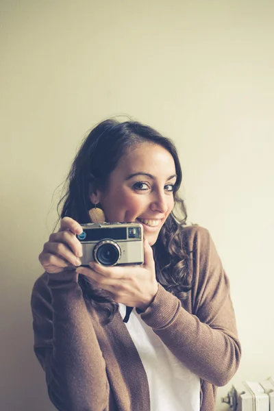 Hermosa mujer sosteniendo viejo cámara —  Fotos de Stock