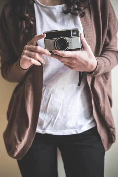 Närbild på händer kvinnan med gamla kameran — Stockfoto