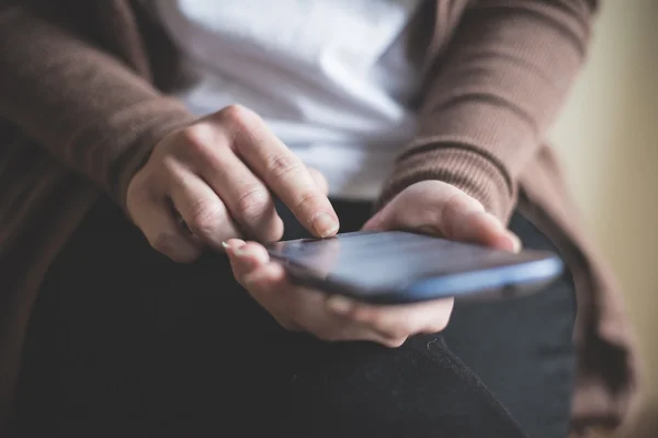 Primer plano de la mujer de la mano escribiendo en el teléfono inteligente —  Fotos de Stock