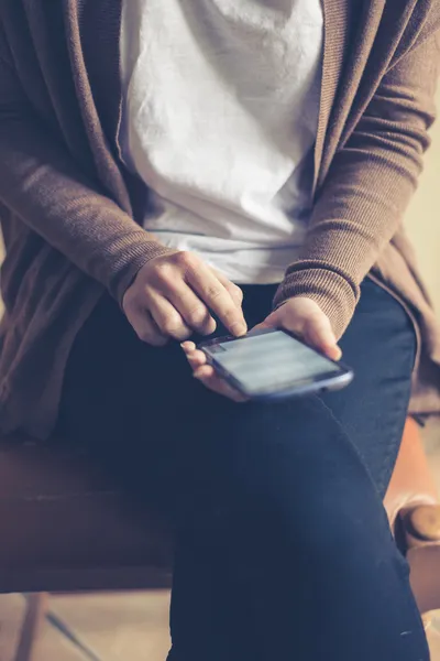 Frau tippt in Großaufnahme auf Smartphone — Stockfoto