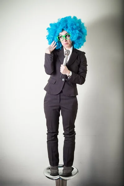 Legrační blu paruka krásná mladá podnikatelka — Stock fotografie