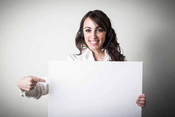 Bela jovem empresária segurando placa branca — Fotografia de Stock