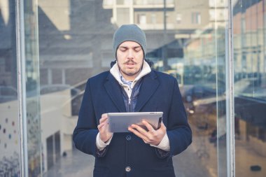 multitasking man met behulp van Tablet PC, laptop- en cellhpone