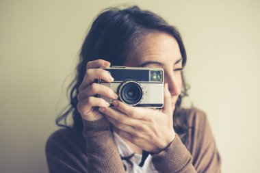 güzel kadın holding eski fotoğraf makinesi