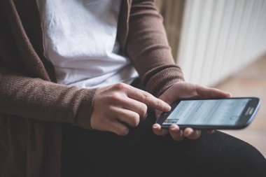 bir akıllı telefon yazarak el kadın kapatmak