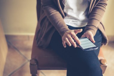 bir akıllı telefon yazarak el kadın kapatmak