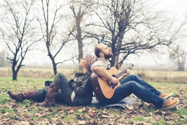 Para w miłości z gitara — Zdjęcie stockowe