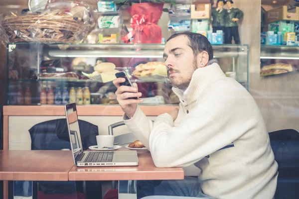 Multitasking uomo utilizzando tablet, laptop e cellhpone — Foto Stock