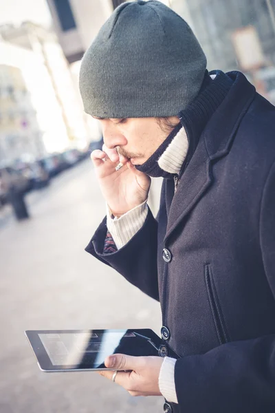 Multitasking man använder Tablet PC, laptop och cellhpone — Stockfoto