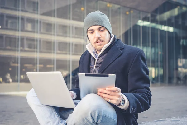 Hombre multitarea utilizando tableta, portátil y cellhpone — Foto de Stock