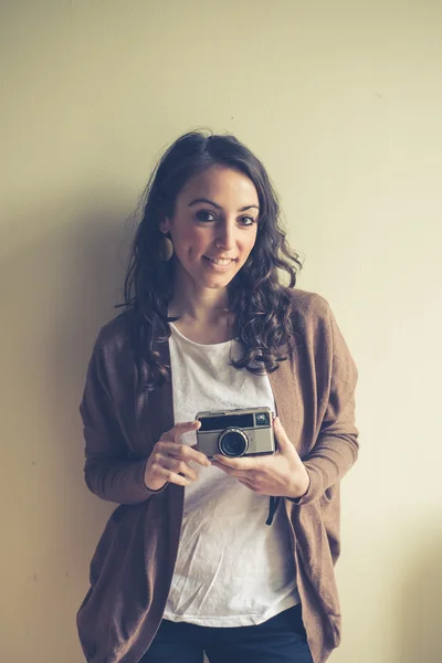 Hermosa mujer sosteniendo viejo cámara —  Fotos de Stock