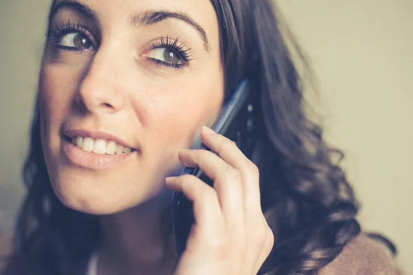 Beautiful woman on cellphone calling — Stock Photo, Image