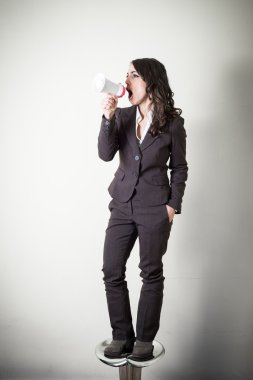 küçük bir megafon ile güzel genç iş kadını