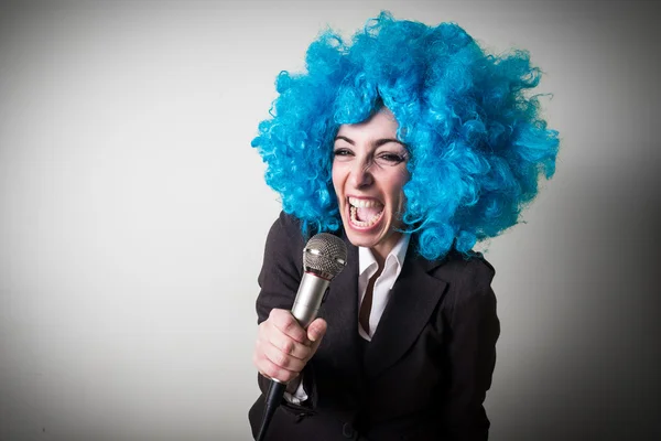 Grappige blu wig mooie jonge zakenvrouw — Stockfoto