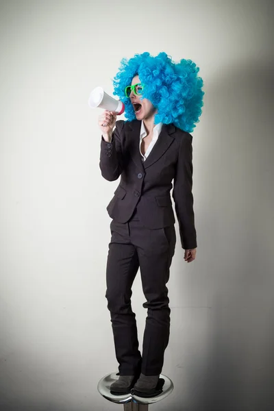 Komik blu peruk güzel genç iş kadını — Stok fotoğraf