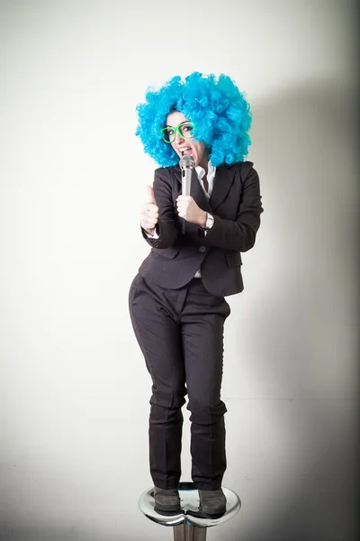 Divertida peluca blu hermosa joven mujer de negocios — Foto de Stock