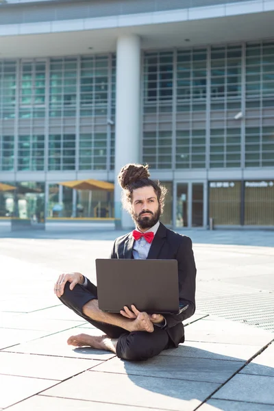 Snygg elegant dreadlocks affärsman använder bärbar dator — Stockfoto