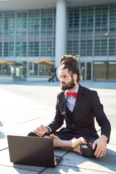 Elegante elegante dreadlocks empresário usando notebook — Fotografia de Stock